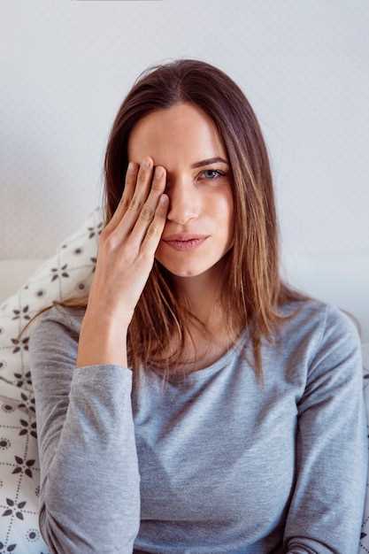 Почему глаза могут болеть от слез и какие симптомы могут возникнуть