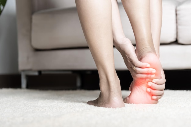 Симптомы и причины подвернутой ноги